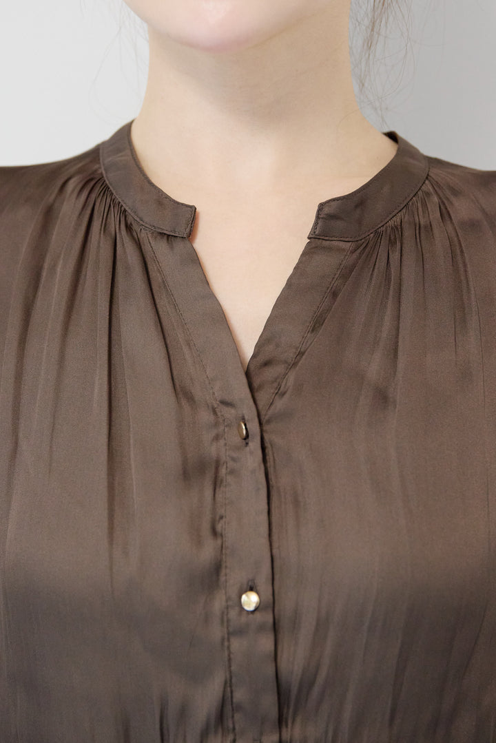 サテンギャザーブラウス