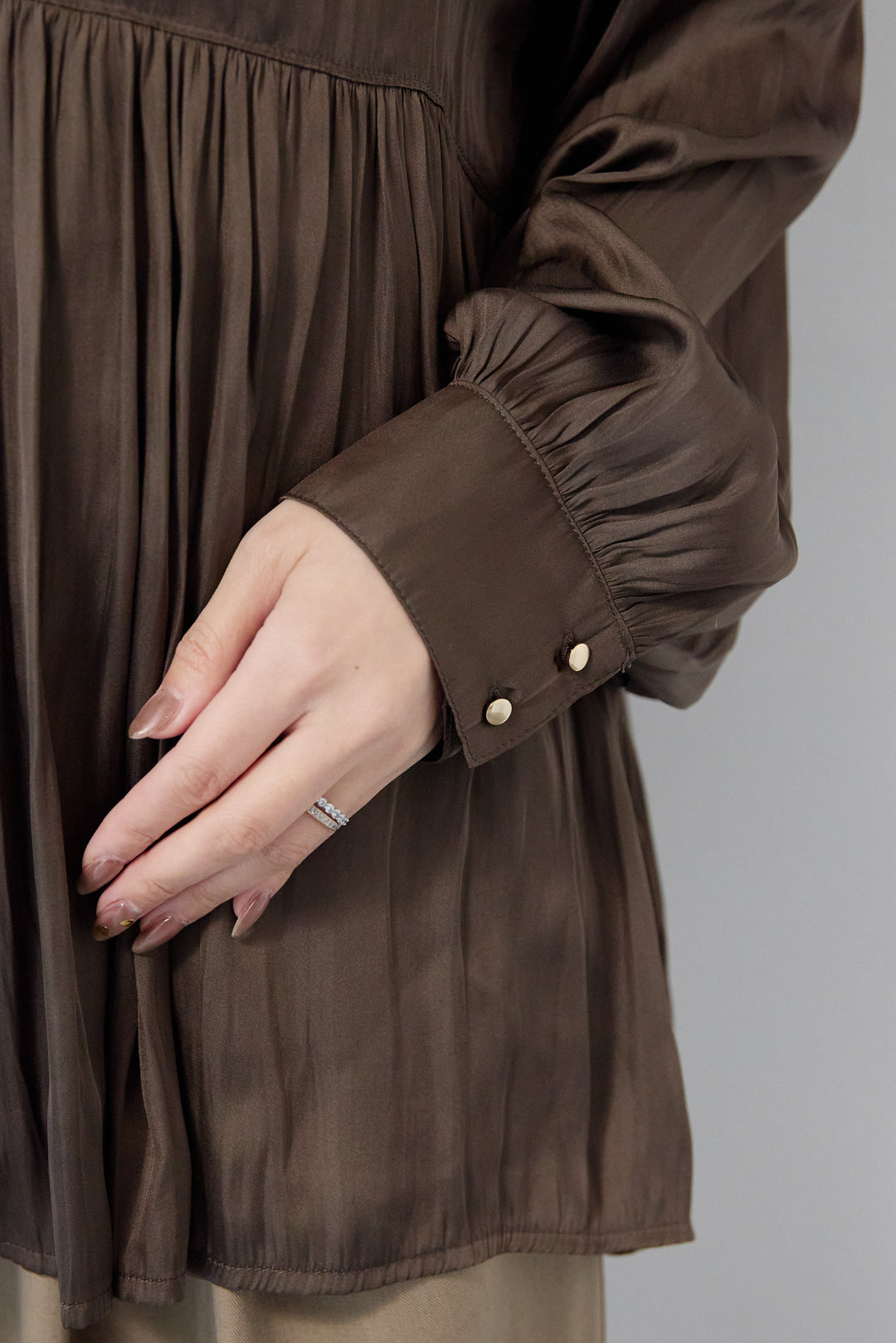 サテンギャザーブラウス