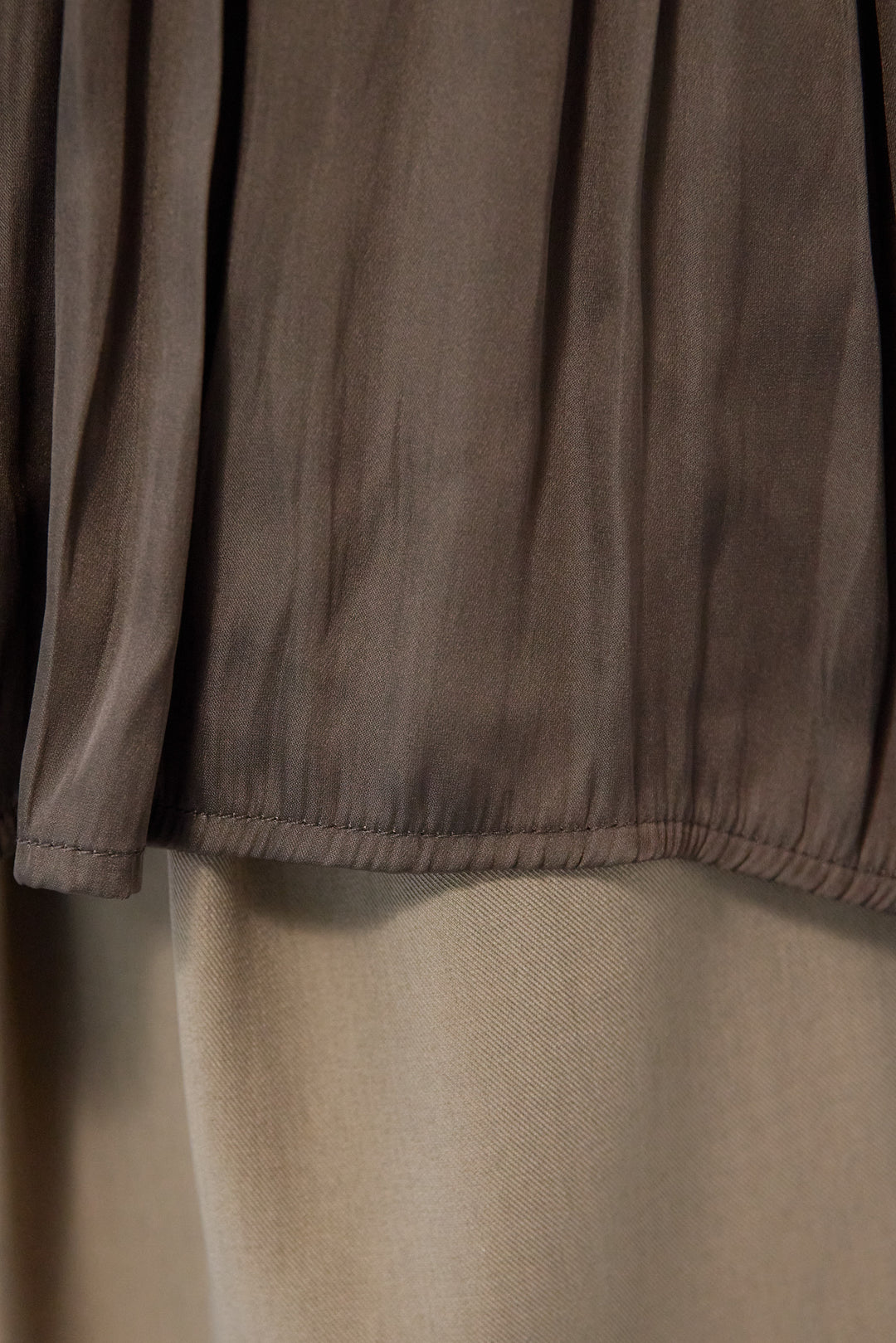 サテンギャザーブラウス