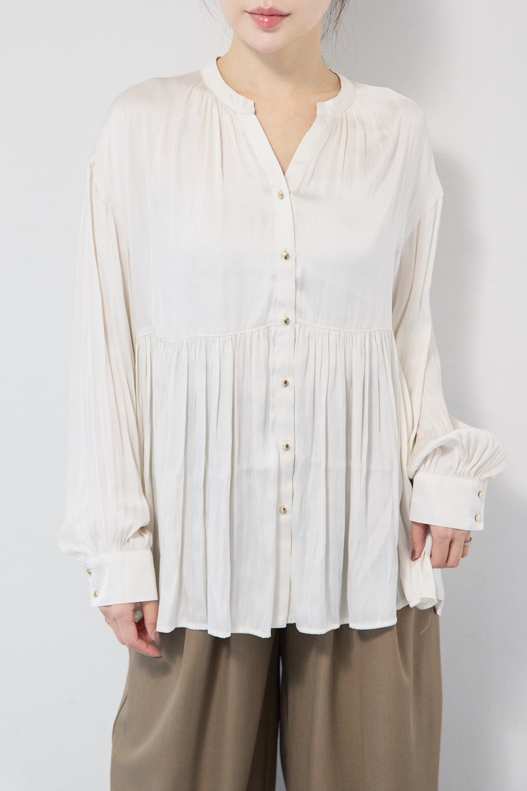 サテンギャザーブラウス