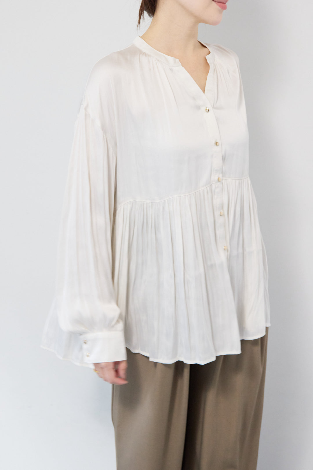 サテンギャザーブラウス