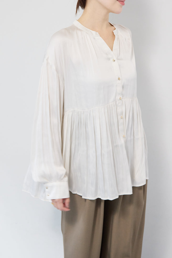 サテンギャザーブラウス