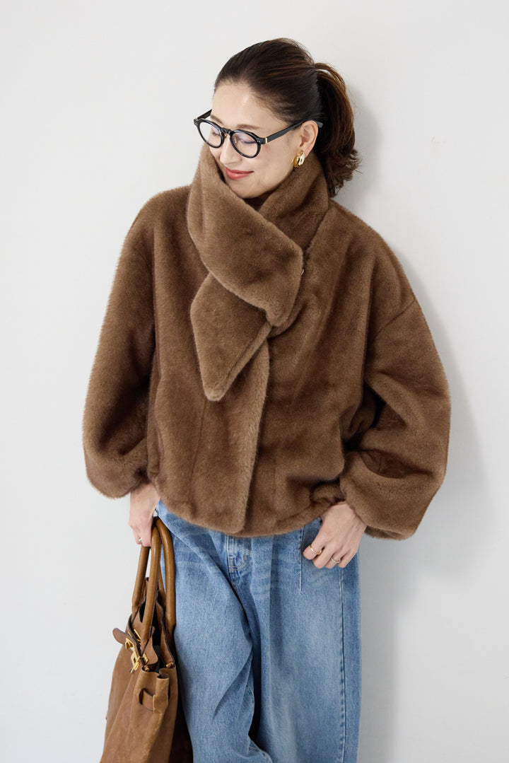 ボリュームストール付きフェイクファーコート