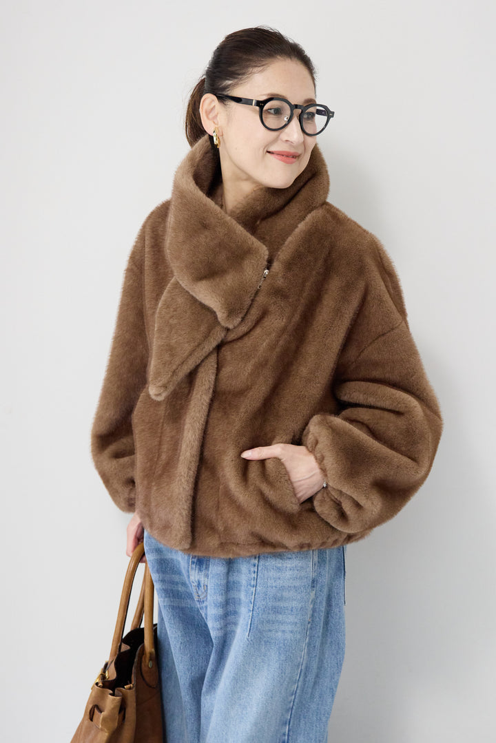 ボリュームストール付きフェイクファーコート