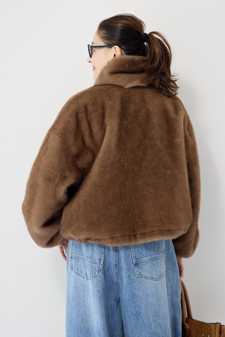 ボリュームストール付きフェイクファーコート