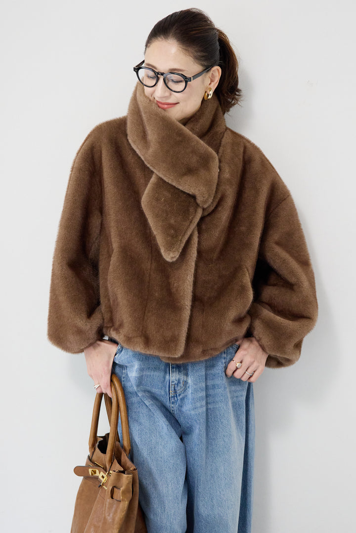 ボリュームストール付きフェイクファーコート