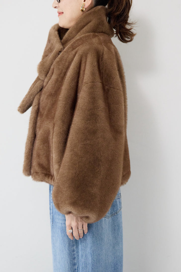 ボリュームストール付きフェイクファーコート