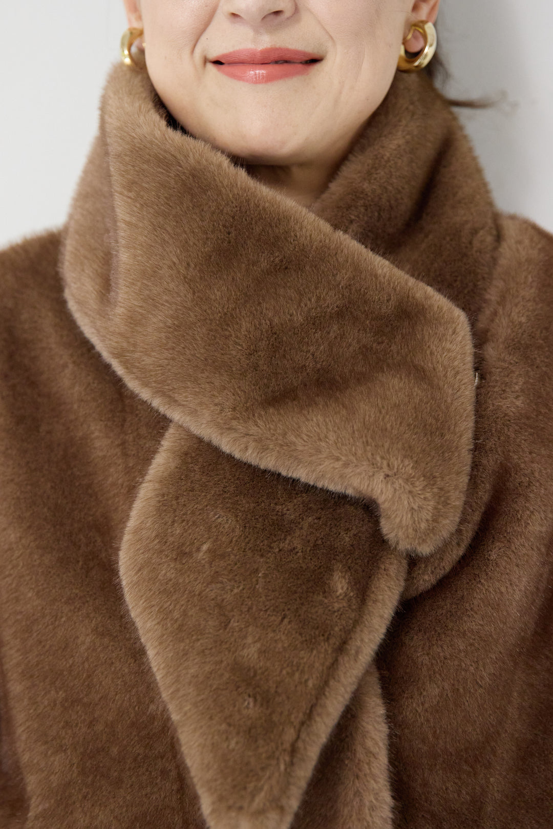 ボリュームストール付きフェイクファーコート