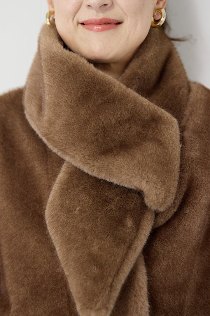 ボリュームストール付きフェイクファーコート