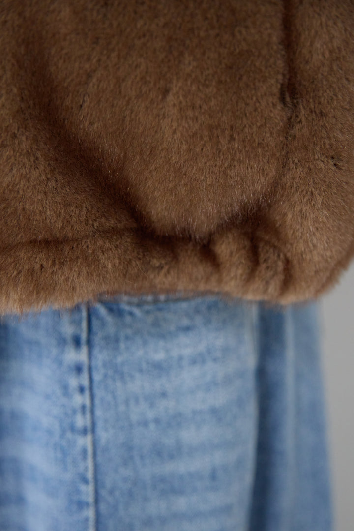 ボリュームストール付きフェイクファーコート