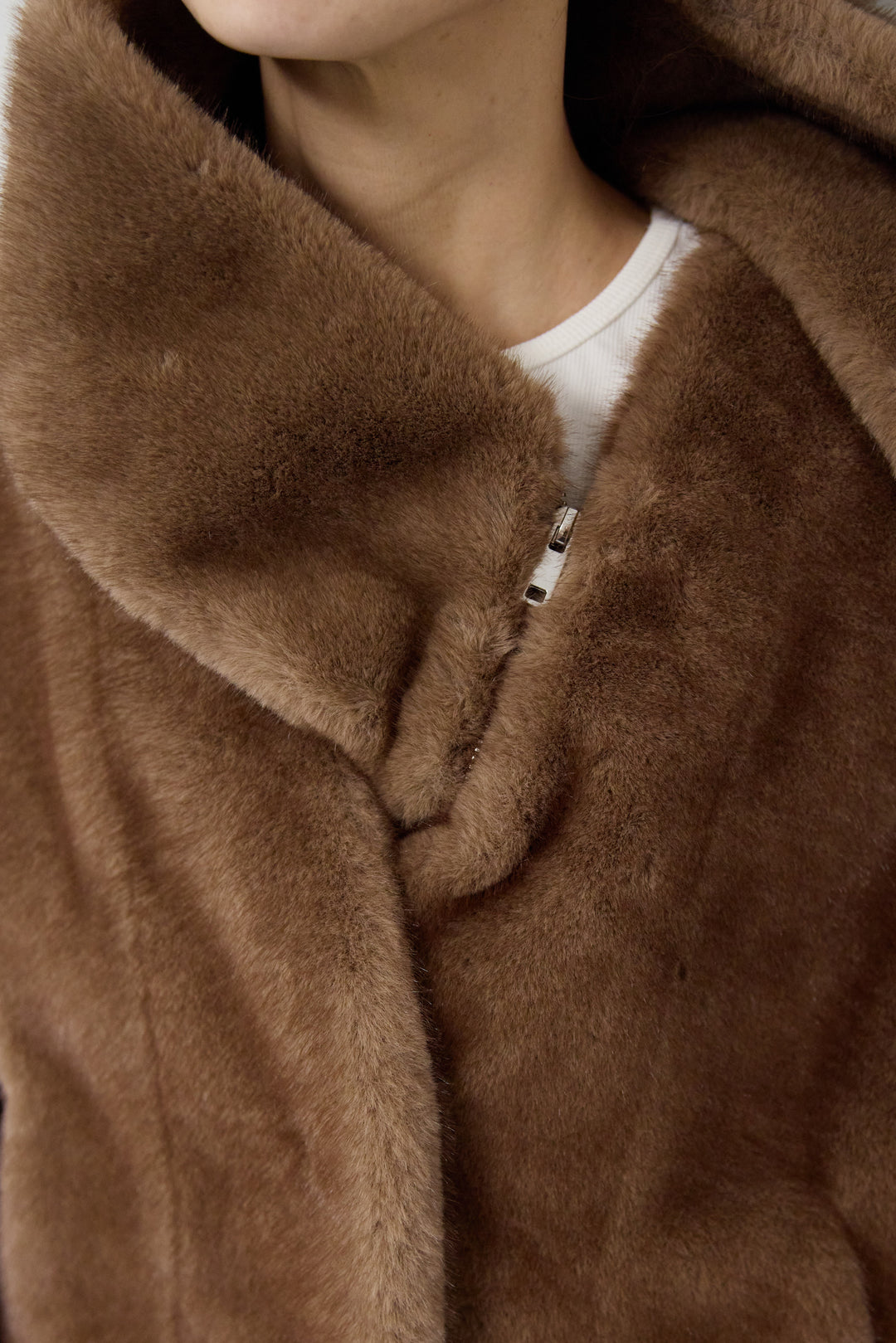 ボリュームストール付きフェイクファーコート