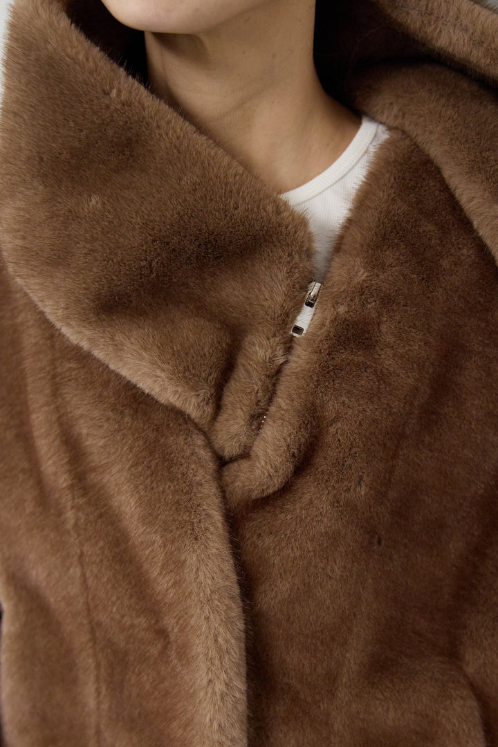 ボリュームストール付きフェイクファーコート