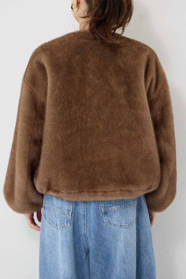 ボリュームストール付きフェイクファーコート