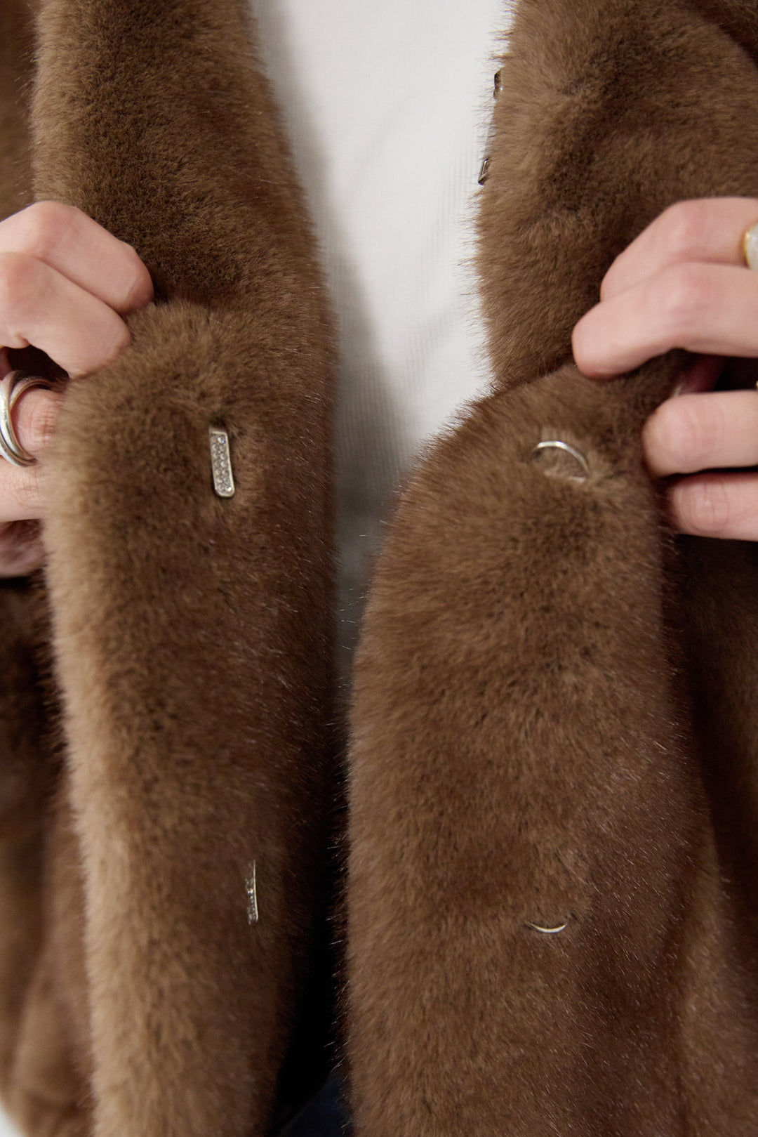 ボリュームストール付きフェイクファーコート