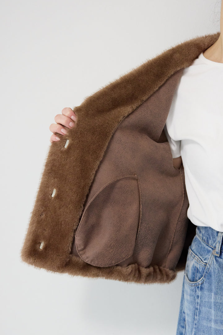 ボリュームストール付きフェイクファーコート