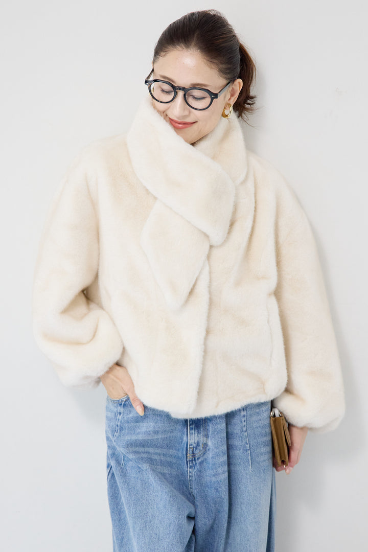 ボリュームストール付きフェイクファーコート