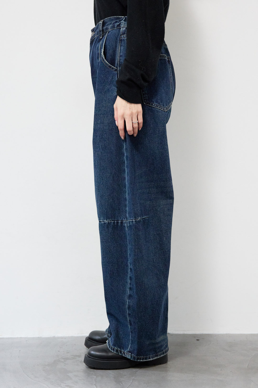 カーブデニムパンツ