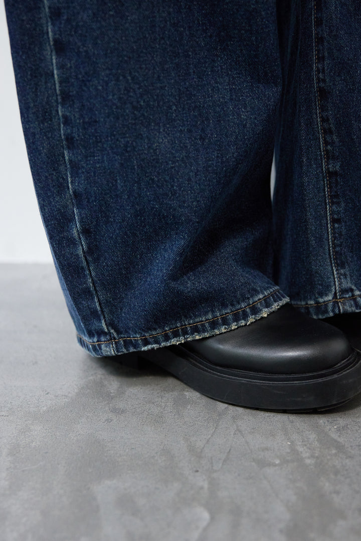 カーブデニムパンツ