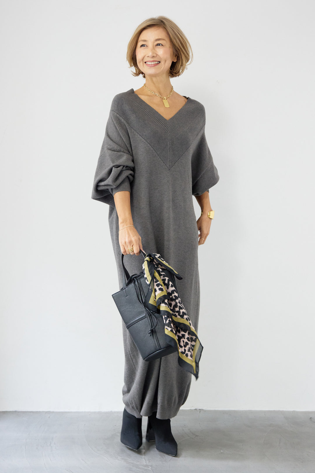 深Vネックニットワンピース