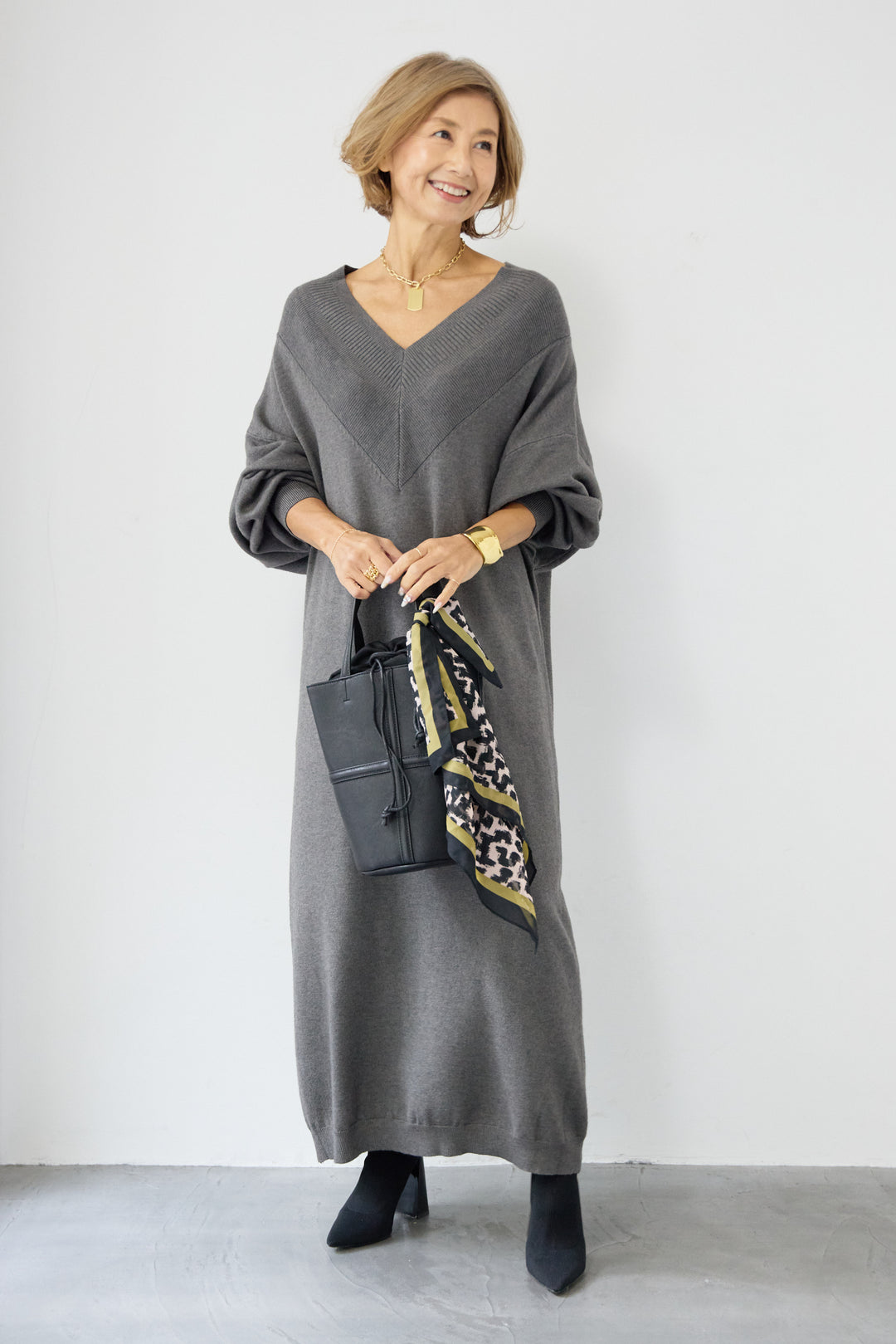 深Vネックニットワンピース
