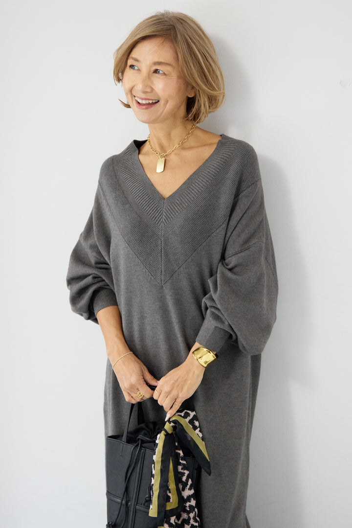 深Vネックニットワンピース