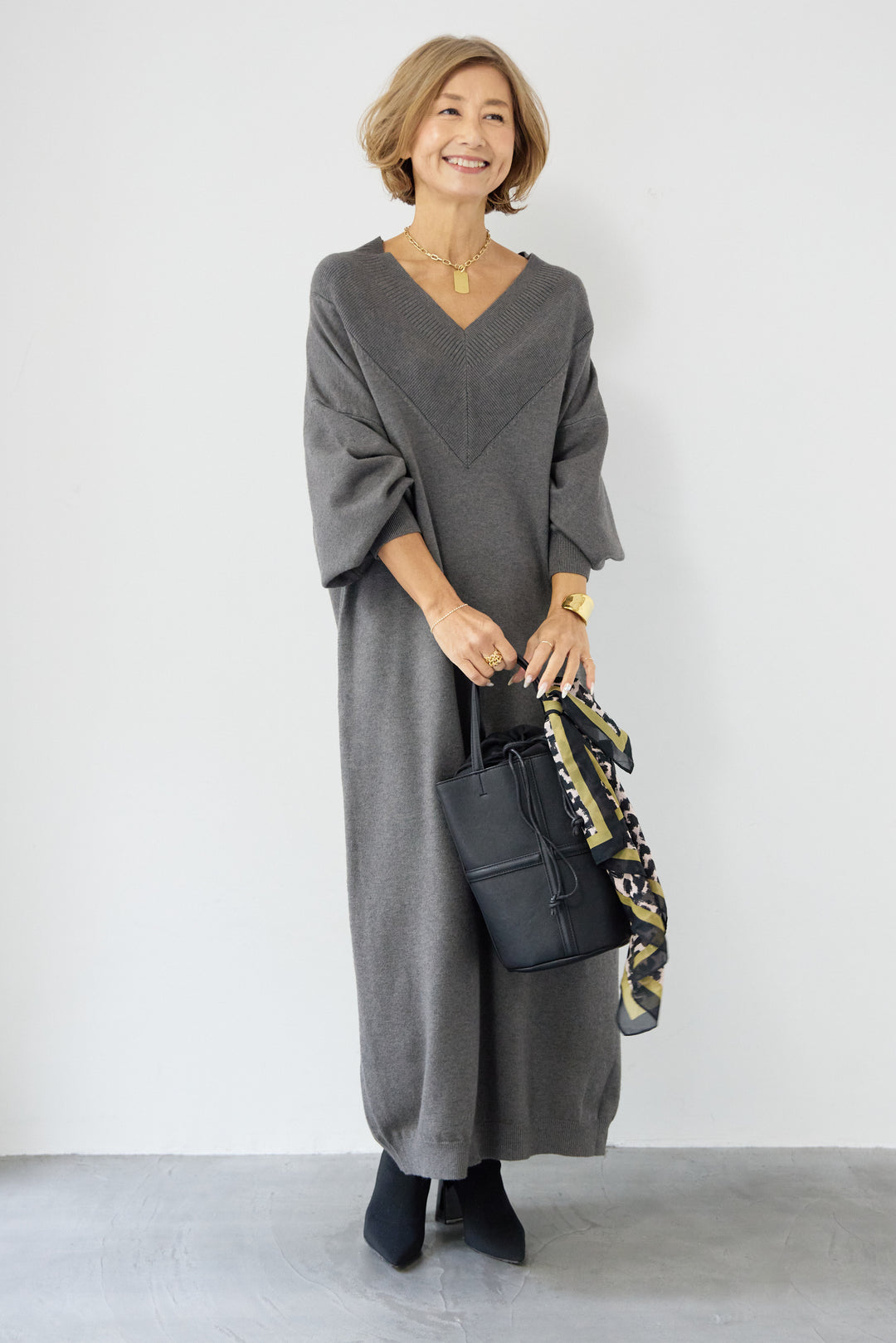 深Vネックニットワンピース