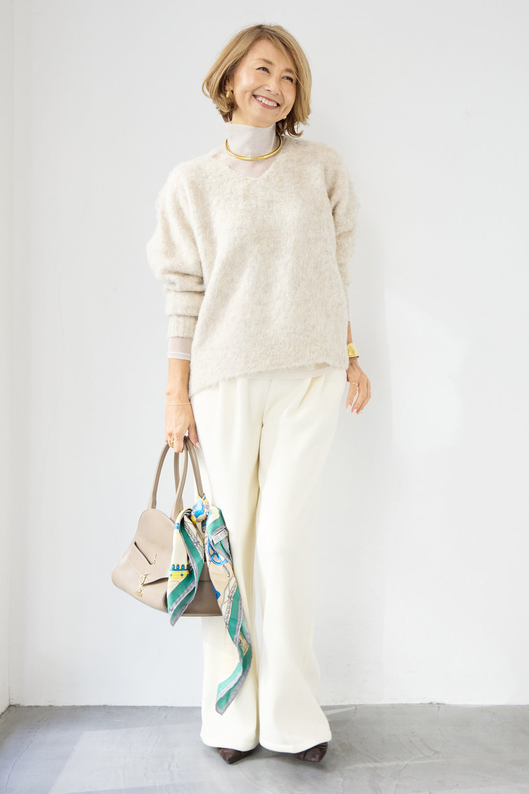 ヘアリーブークレVネックニット