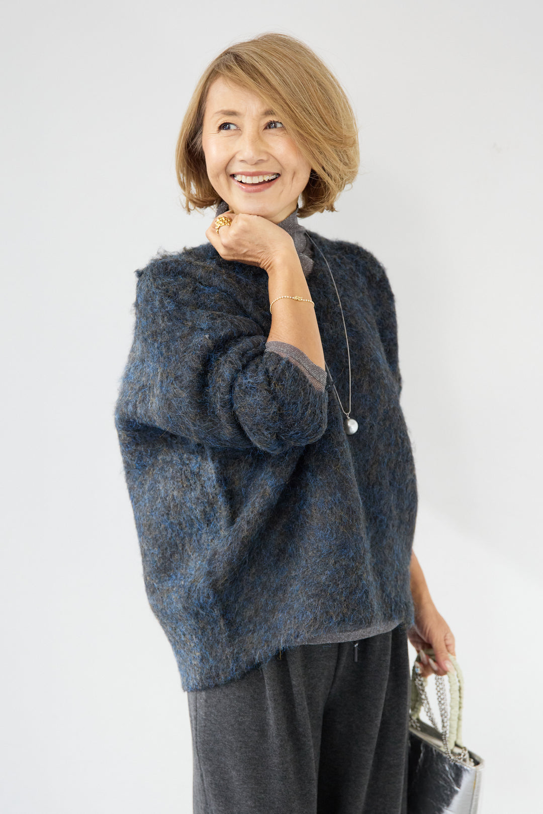 ヘアリーブークレVネックニット