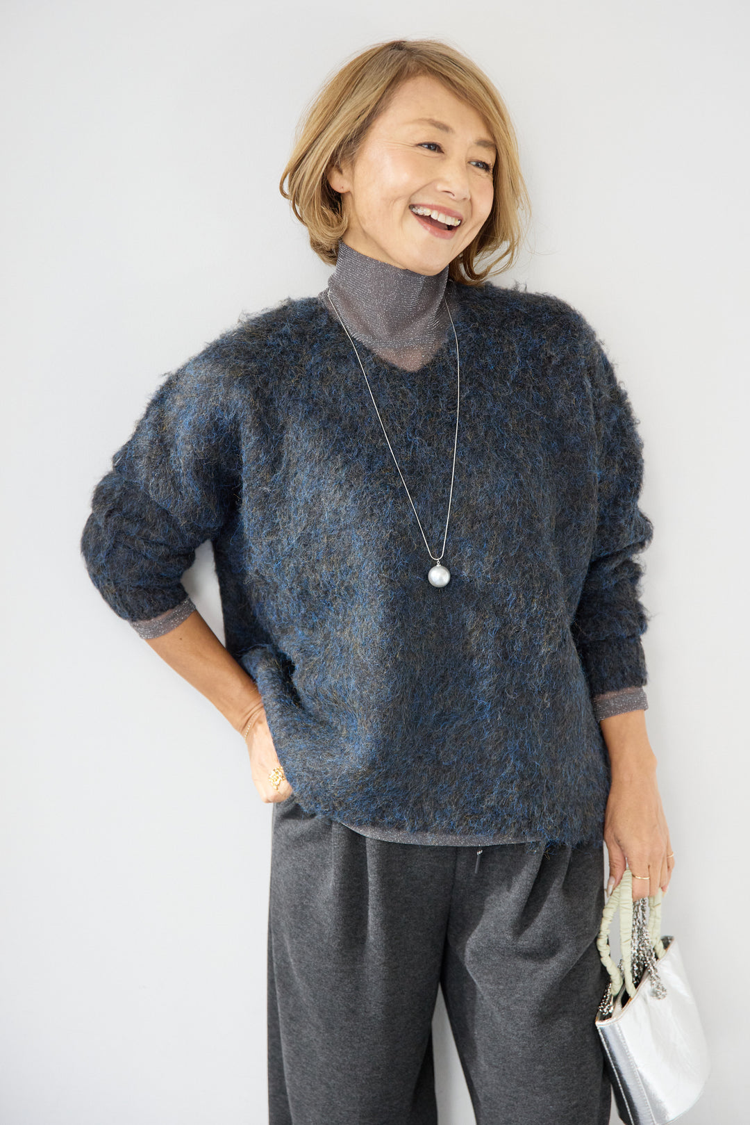 ヘアリーブークレVネックニット