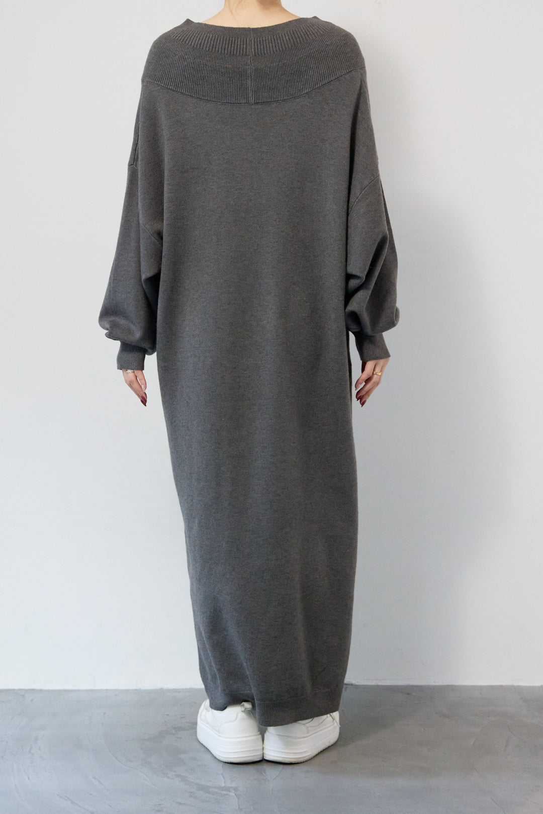 深Vネックニットワンピース