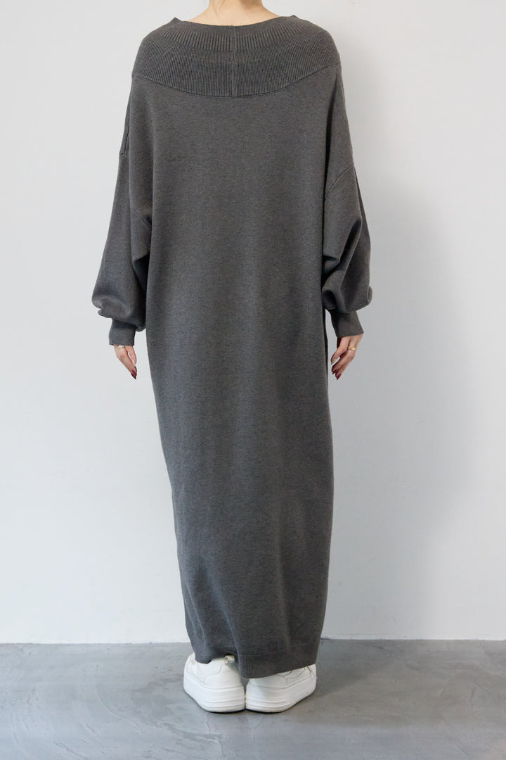 深Vネックニットワンピース