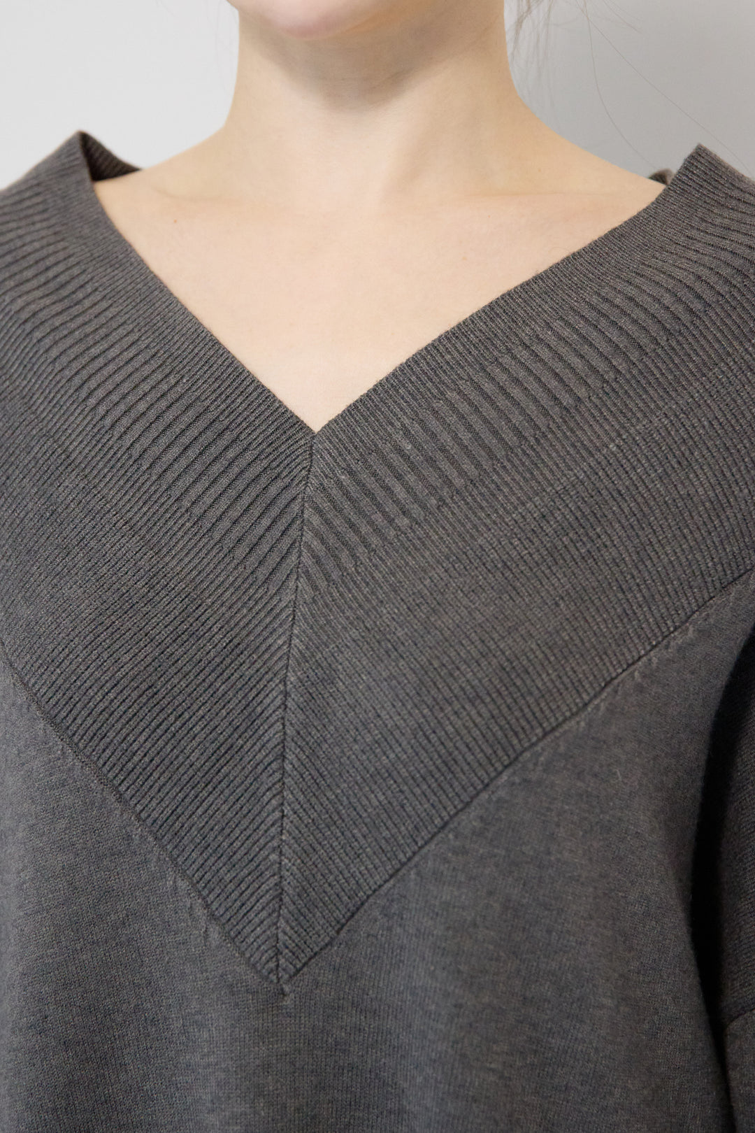 深Vネックニットワンピース