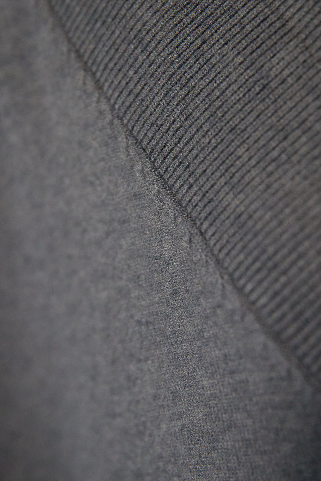 深Vネックニットワンピース