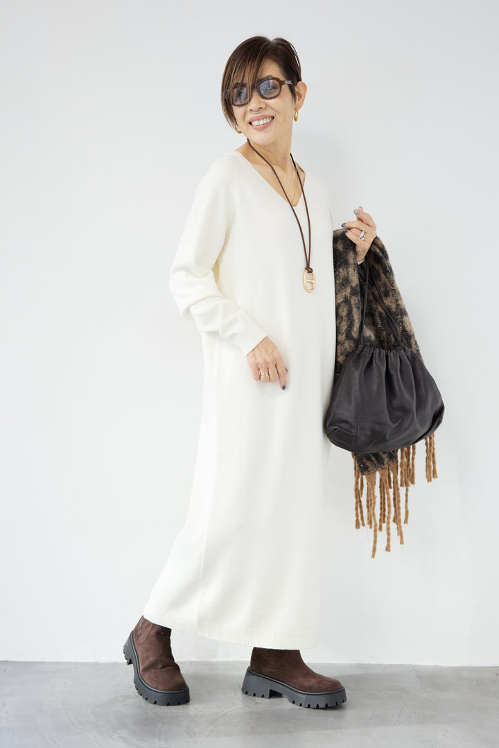 Vネック ロングニットワンピース