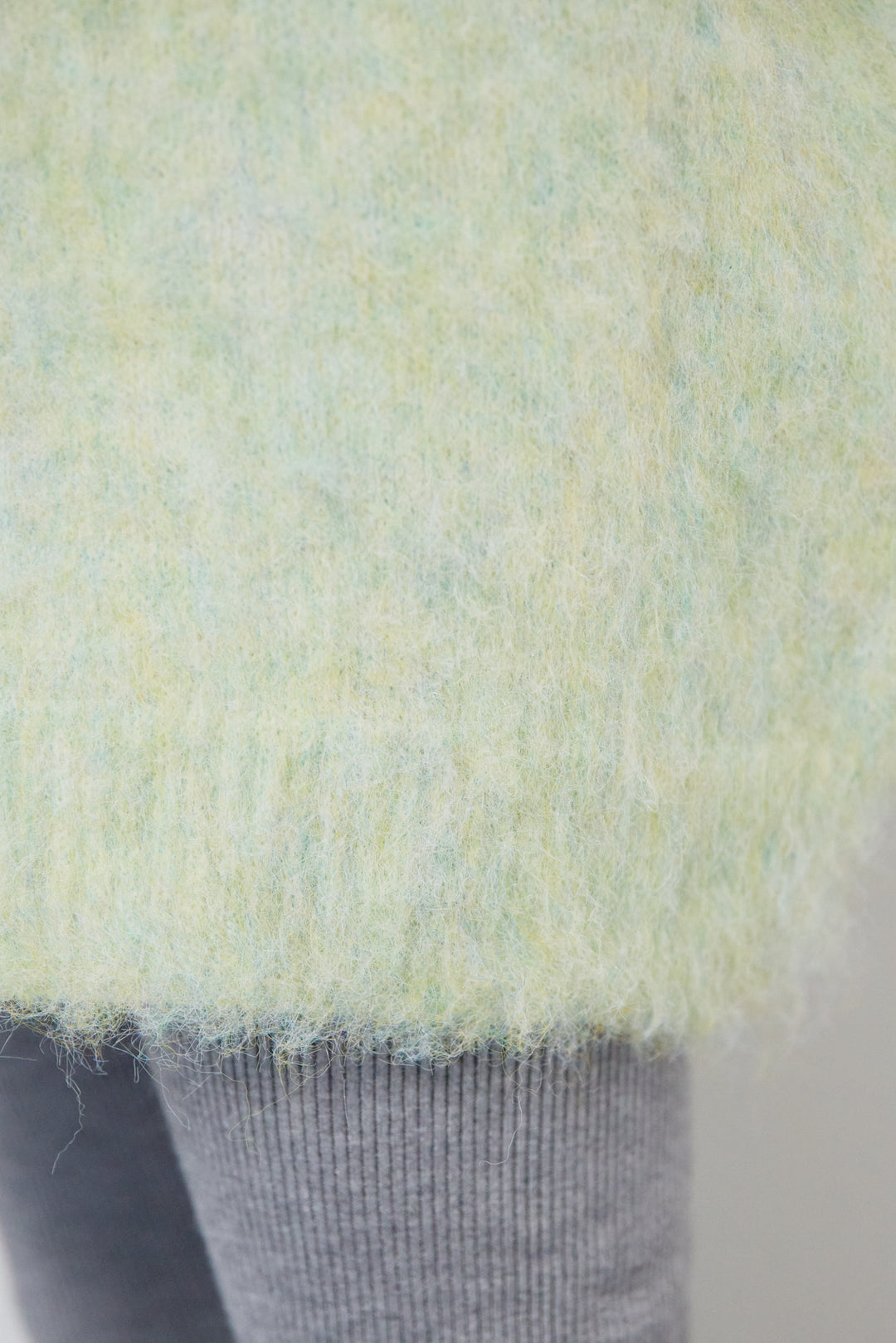 起毛シャギーVネックニット