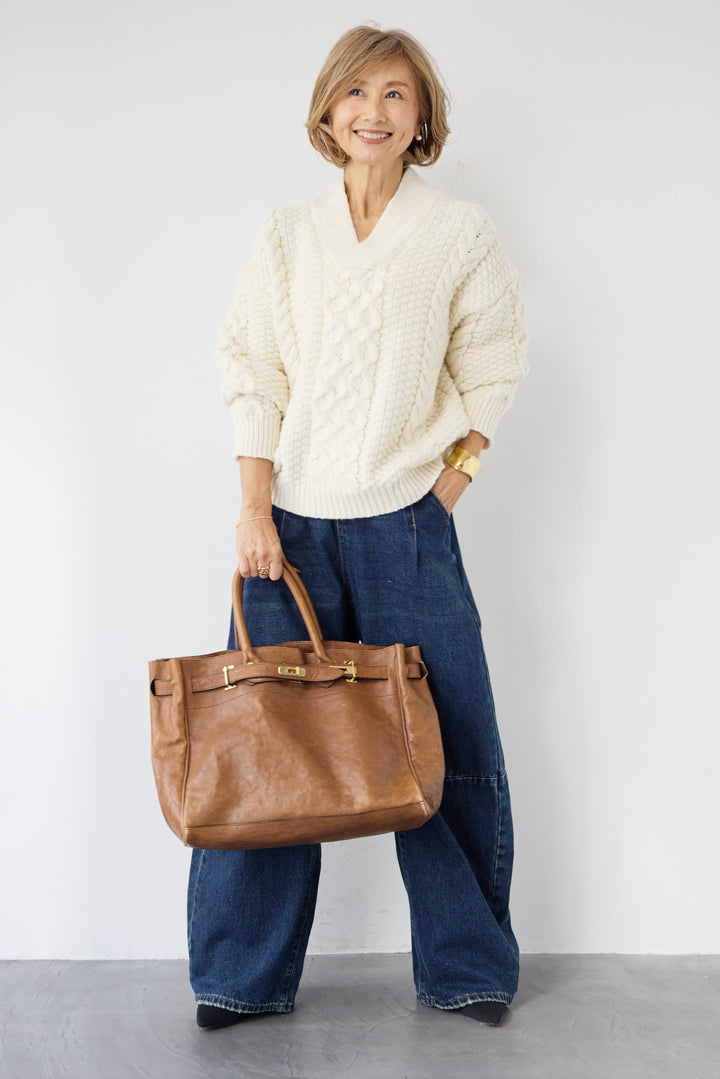 Vネックケーブルニット