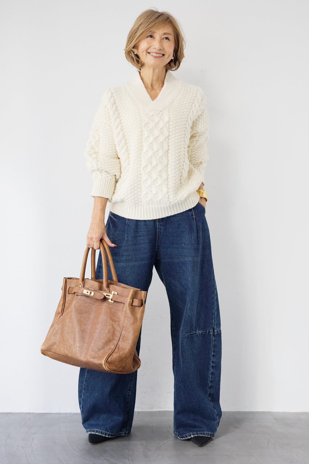 Vネックケーブルニット