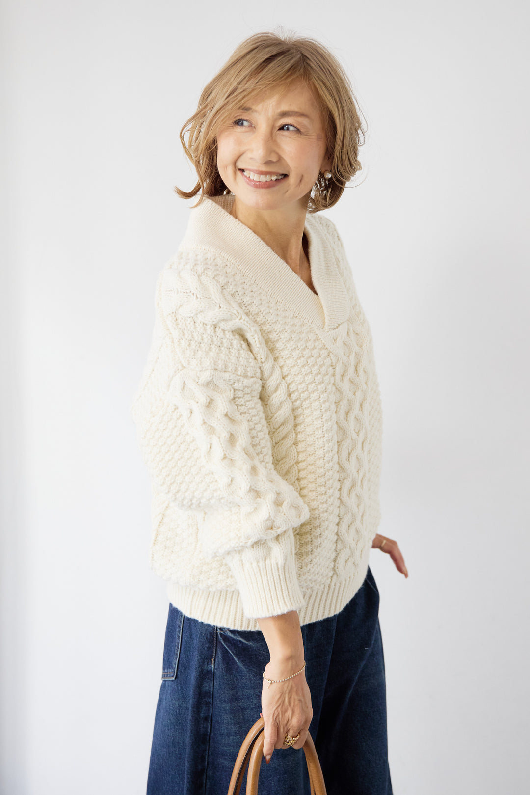 Vネックケーブルニット