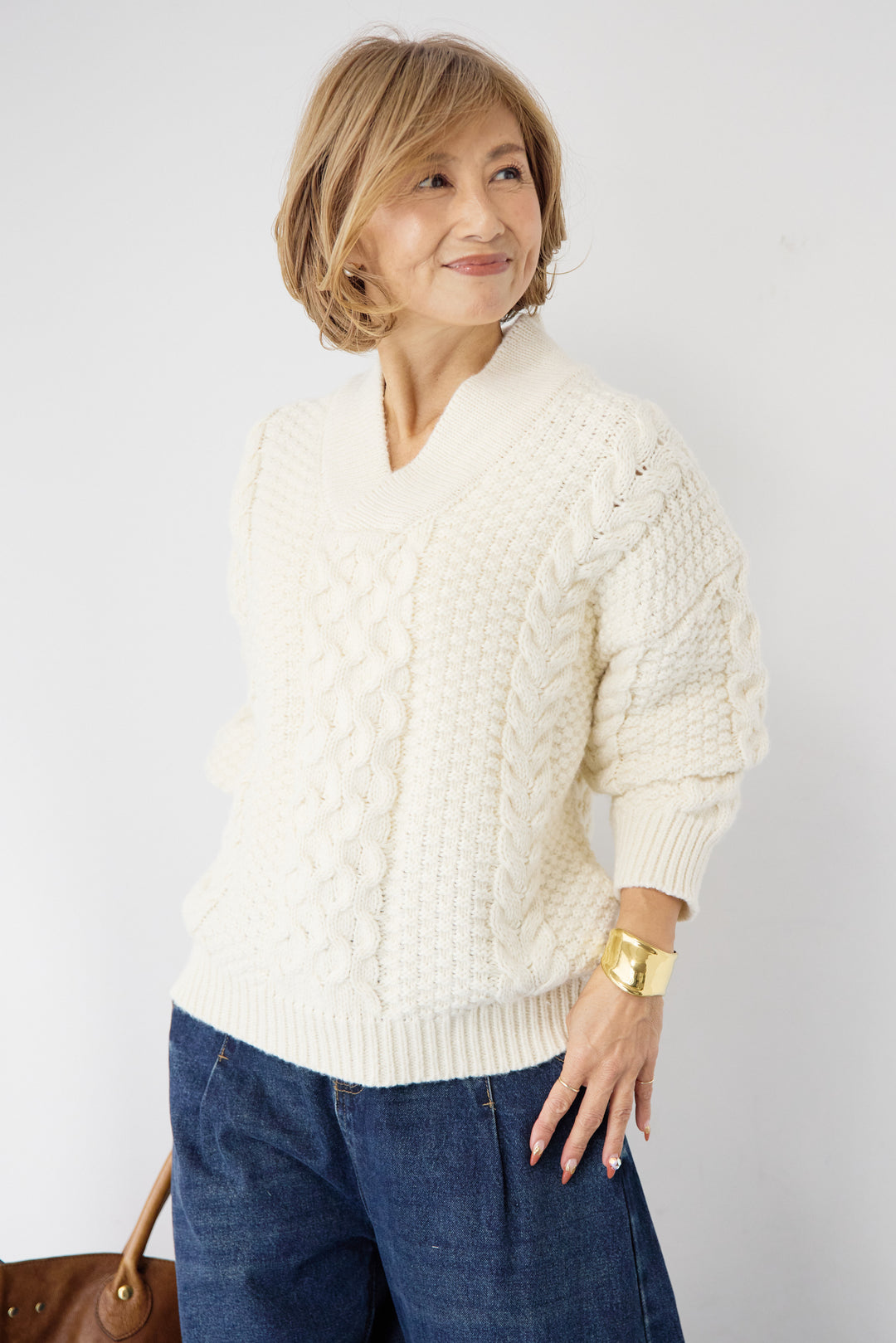 Vネックケーブルニット