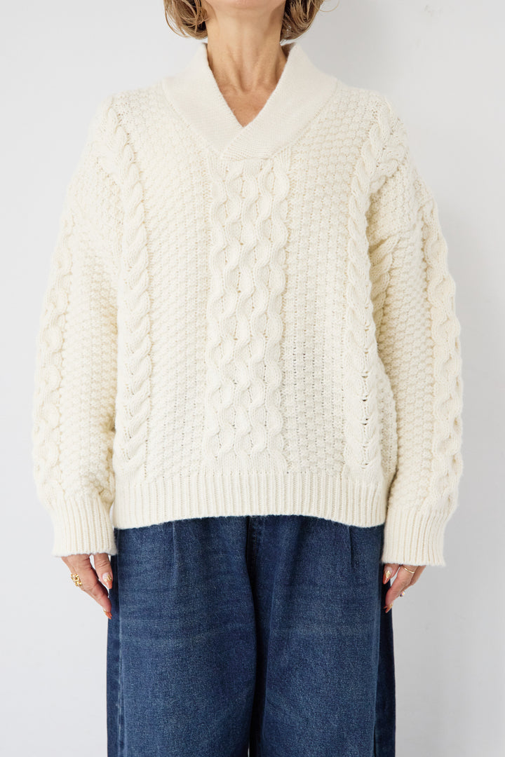 Vネックケーブルニット