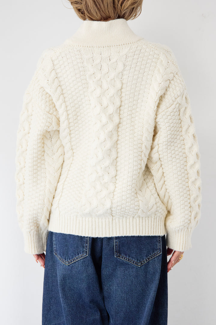 Vネックケーブルニット