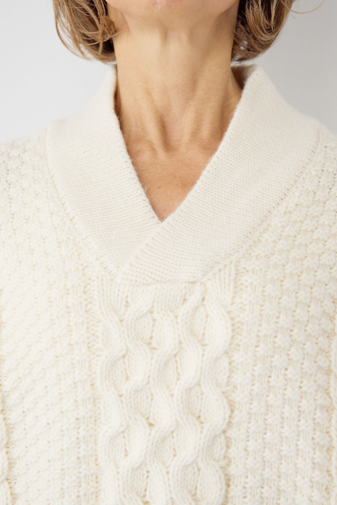 Vネックケーブルニット