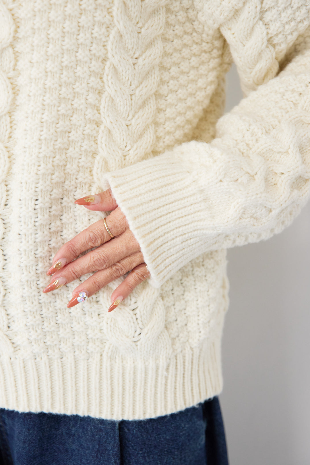 Vネックケーブルニット