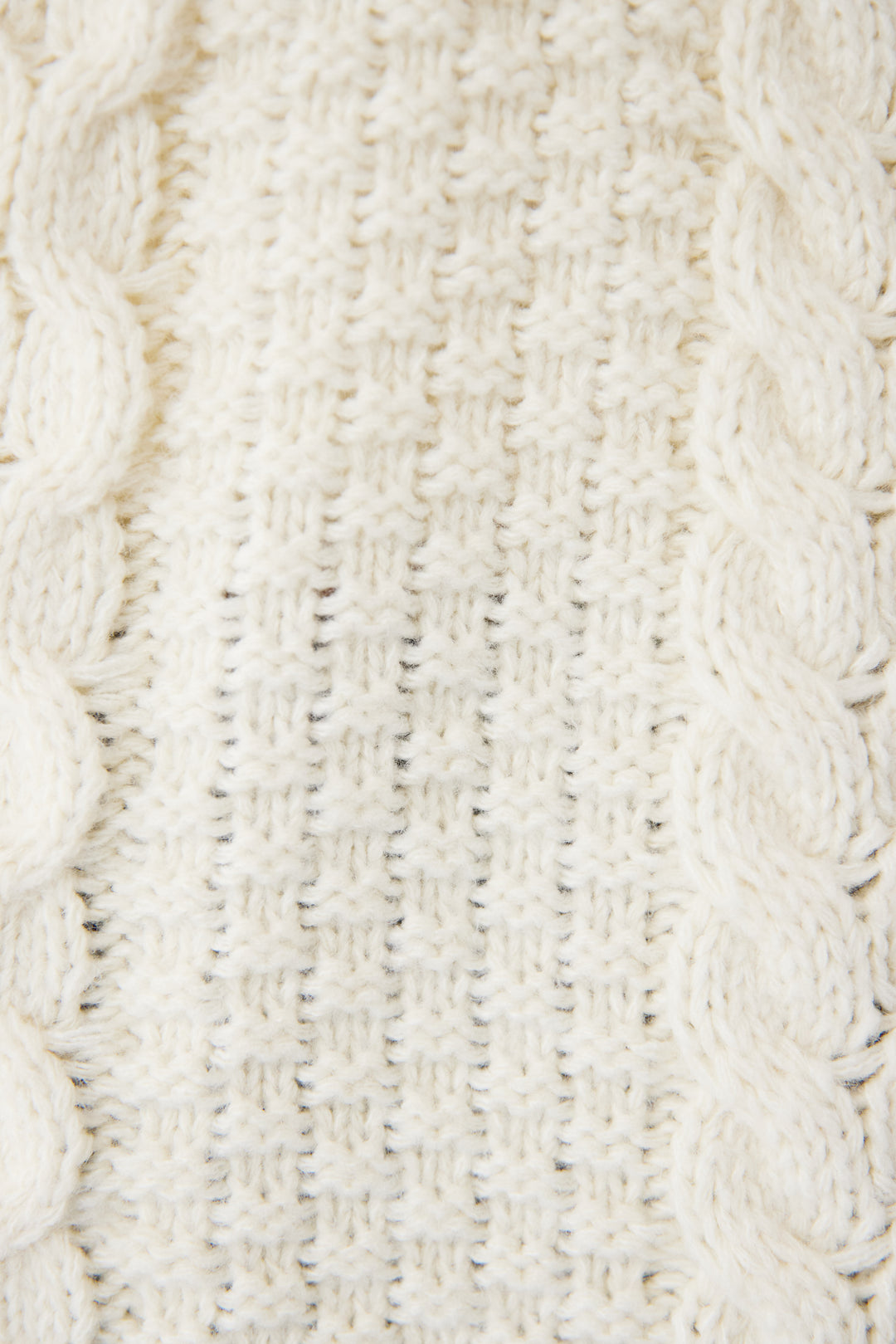 Vネックケーブルニット