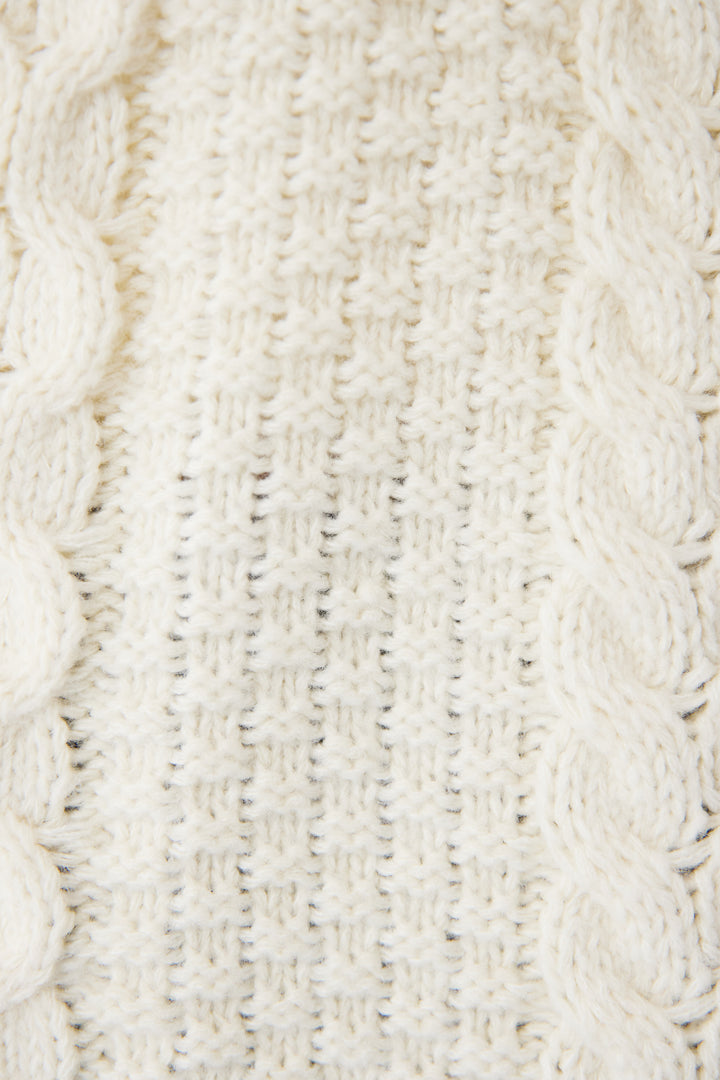 Vネックケーブルニット