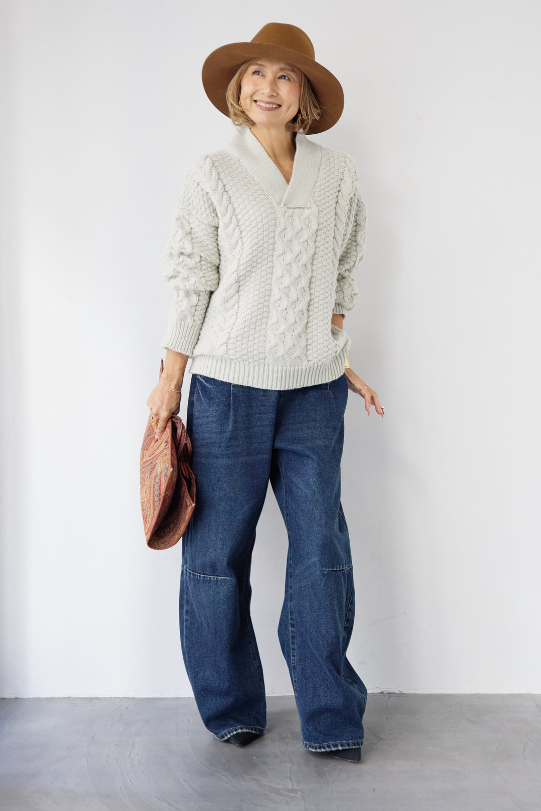 Vネックケーブルニット