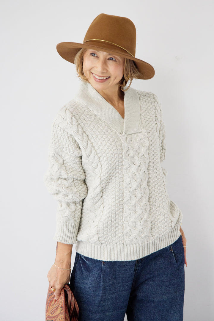 Vネックケーブルニット