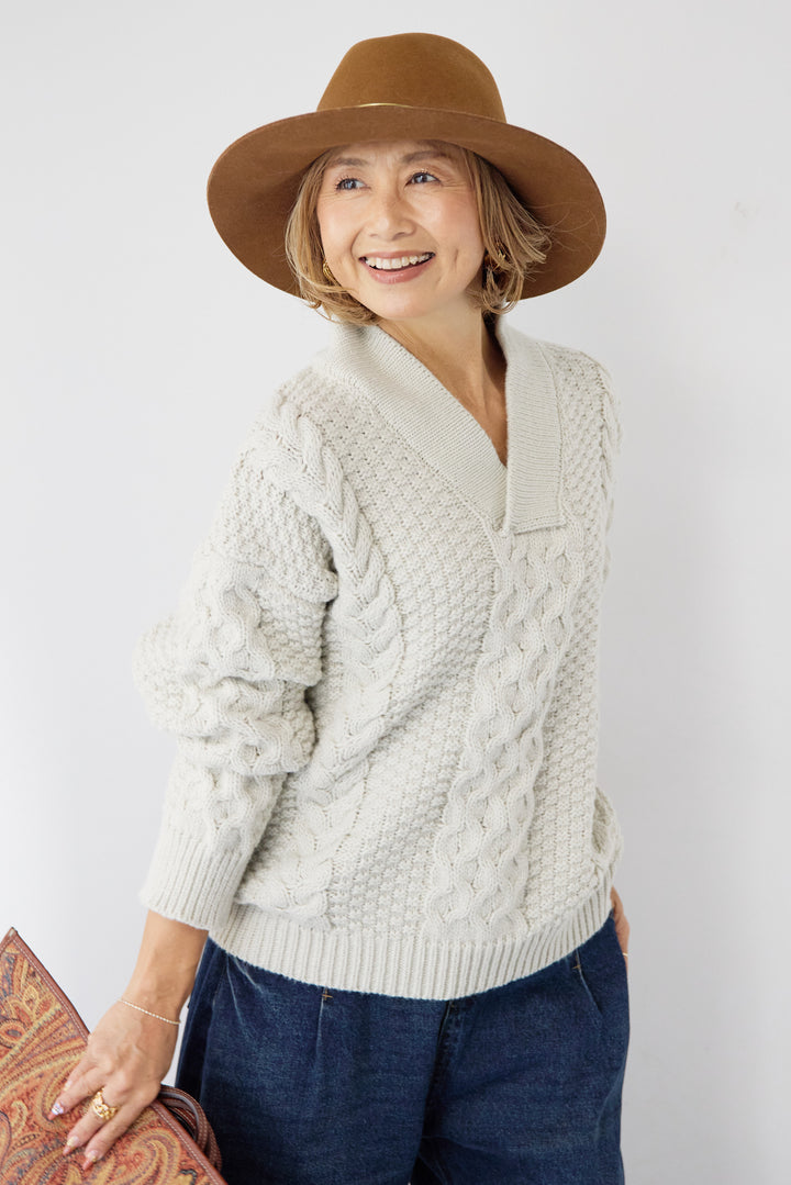 Vネックケーブルニット