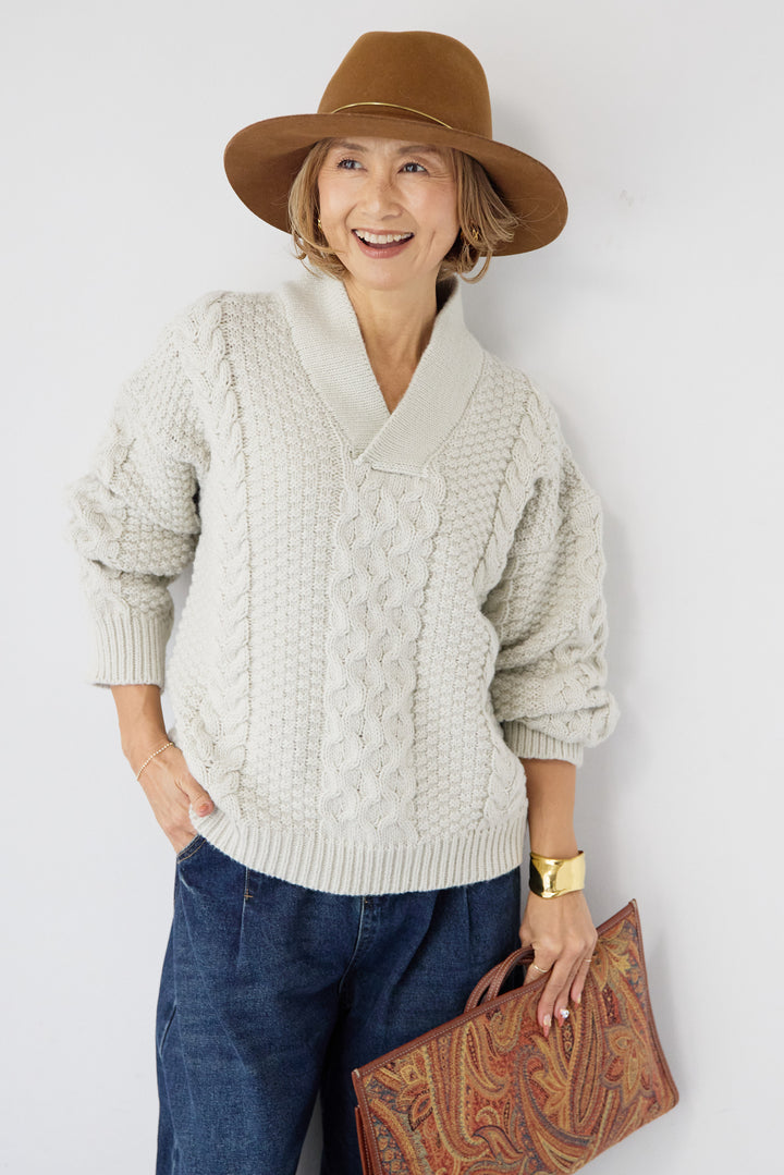 Vネックケーブルニット