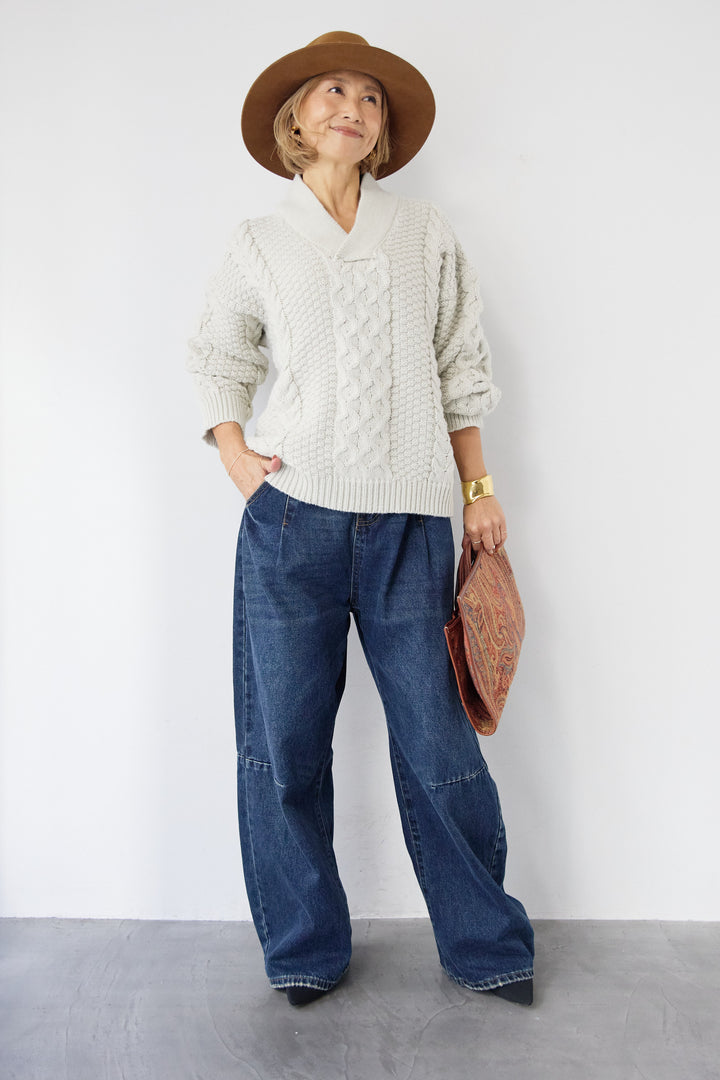 Vネックケーブルニット